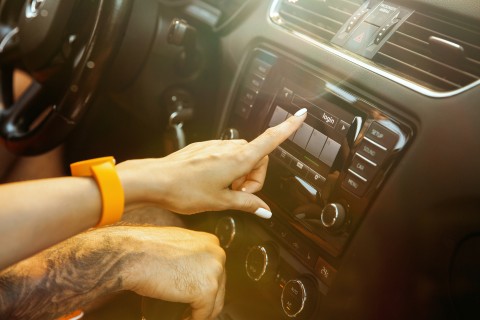 Conexão emocional e facilidade de escuta são motivos de escolha por ouvir rádio