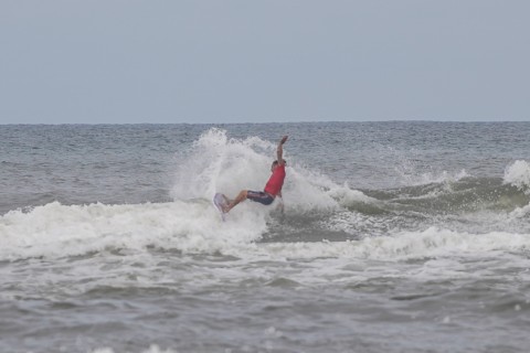 Circuito de Surf ASAS reúne atletas de diferentes regiões na praia de Arroio do Sal