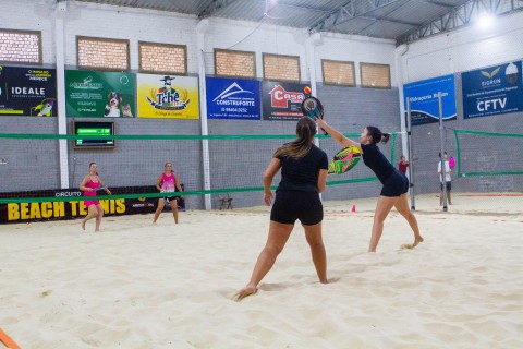 Partidas acirradas do 1º Circuito Beach Tennis reuniram 200 pessoas neste domingo