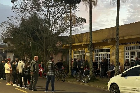 Multidão se forma para emissão da nova carteira de identidade em Três Cachoeiras