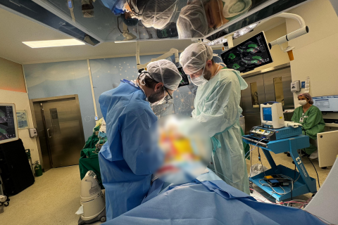 Hospital Moinhos de Vento realiza cirurgia com braço robótico em tumor raro na coluna