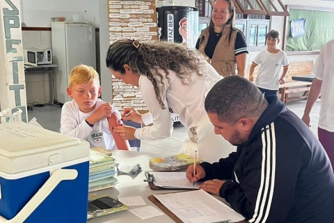 Três Cachoeiras mobiliza saúde e educação para intensificar vacinação nas escolas