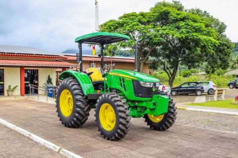 Novo trator vai fortalecer agricultura ecológica em Morrinhos do Sul