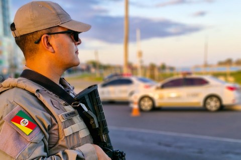 Balanço do fim de semana do 2º BPAT: uma arma e mais de 200 porções de drogas retiradas das ruas, seis presos e um menor apreendido
