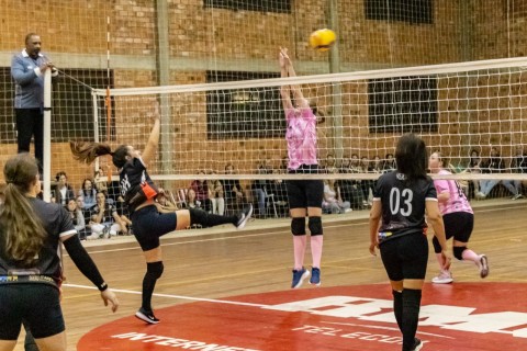 Abertura do Municipal de Vôlei emociona com superação de atletas e vitórias divididas entre Santo Anjo e Bela Vista