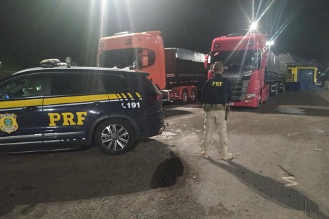 PRF flagra dois caminhões com quase 40 toneladas de excesso de peso em Torres