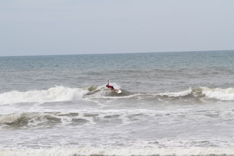 Classificatórias masculinas e atividades à beira-mar movimentam seletiva de surf em Arroio do Sal