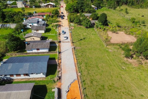 Obra de pavimentação na rua Pinho Baltazar avança com recursos do deputado Márcio Biolchi