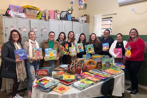 Prefeitura de Morrinhos do Sul entrega novos livros para escolas da rede municipal