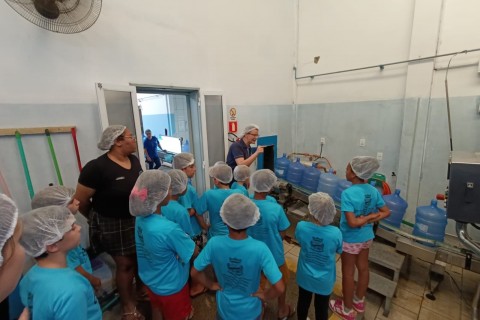Participantes do Pequeno Cidadão aprendem sobre a importância da água em visita à fábrica