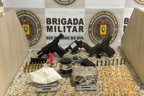 BM prende sete homens e aprende adolescente com armas e drogas em Caraá