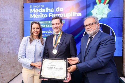 Deputado Victorino entrega Medalha do Mérito Farroupilha ao presidente da OAB, Leonardo Lamachia