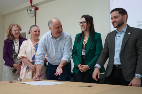 Luciano Silveira celebra assinatura de convênio para aquisição de equipamentos para oncologia no Litoral Norte