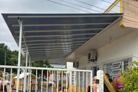Escola João Valim recebe área coberta para mais conforto e segurança das crianças