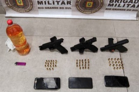 BM apreende armas e prende cinco pessoas suspeitas de incêndios no bairro Capão Novo em Capão da Canoa