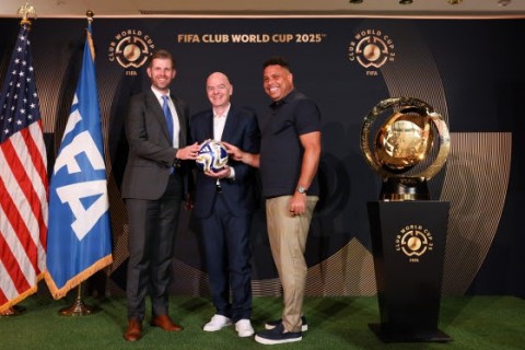 Troféu da Copa do Mundo de Clubes da FIFA ™ em exibição pública na icônica Trump Tower