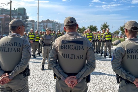 Feriadão termina com 10 prisões, uma arma e mais de 100 porções de drogas tiradas das ruas na área do 2º BPAT