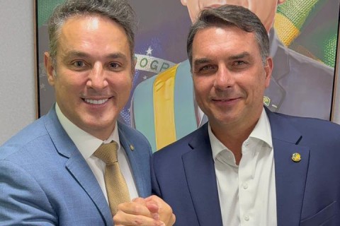 Flávio Bolsonaro desembarca no RS para lançamento da pré-campanha de Zucco ao Governo do Estado