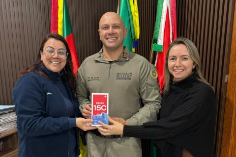 Prefeitura entrega celular à Brigada Militar para ampliar comunicação com a população