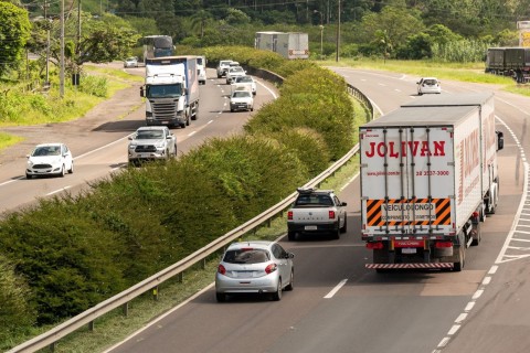 A Corsan mobiliza equipes, nesta semana, em cinco municípios do Litoral do Rio Grande do Sul, com 21 frentes de trabalho voltadas à melhoria dos serviços de saneamento em Capão da Canoa, Osório, Santo Antônio da Patrulha, Torres e Xangri-Lá.    A programação reúne ações de implantação de novas redes coletoras, recomposição de pavimentos, manutenção