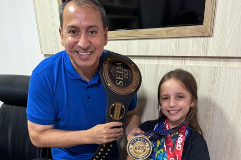 Prefeito Luciano Pinto recebe campeã mundial kids de jiu-jitsu