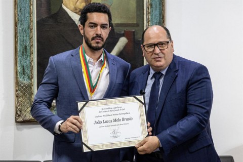 Sergio Peres homenageia João Lucas Melo Brasio com a Medalha do Mérito Farroupilha