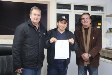 Luciano Pinto assina contrato que dá início à implantação da coleta seletiva em Arroio do Sal
