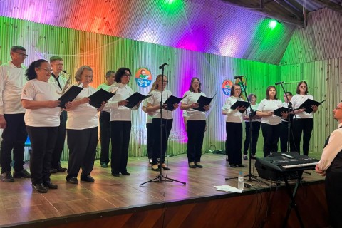 Grupo Coral Vale do Paraíso representa Três Cachoeiras em encontro de corais durante a 24ª Festa do Pescador