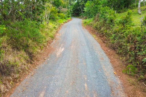 Estrada da Chapada do Alegrete recebe melhorias com colocação de material, drenagem e roçada