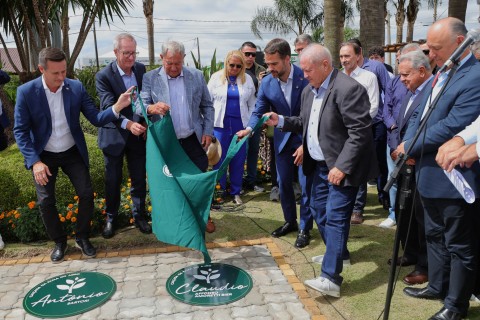 Presidente Claudio Bier é homenageado na Calçada da Fama Agro