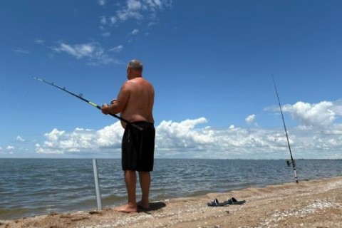 Carteirinha de pescador amador e esportivo garante pesca legal e responsável