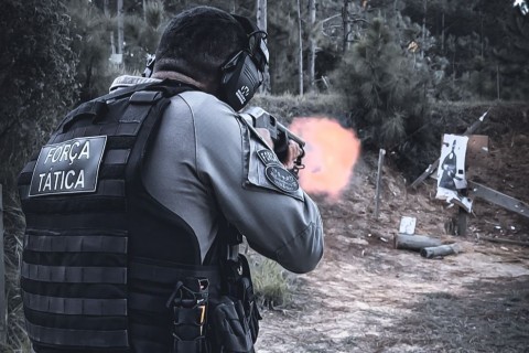 Força Tática do 8° BPM realiza instrução de conduta de patrulha e retração sob fogo
