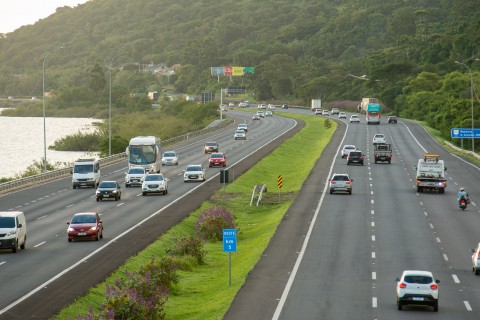 CCR ViaSul estima mais de 1,1 milhão de veículos em suas rodovias no primeiro final de semana de 2025