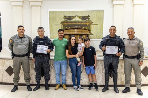 Comandante do 2º BPAT reconhece policiais militares por salvamento de criança
