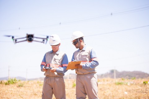 CEEE Equatorial alerta para riscos do uso de drones próximo à rede elétrica