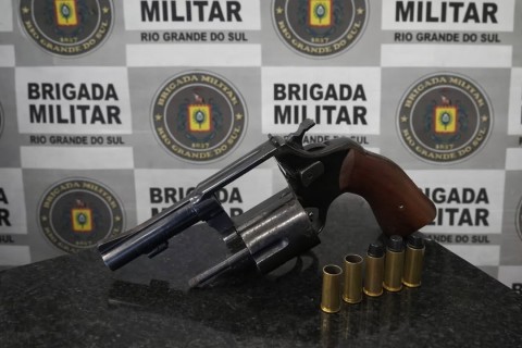 Homem é preso por disparo e posse ilegal de arma de fogo durante a Operação Golfinho