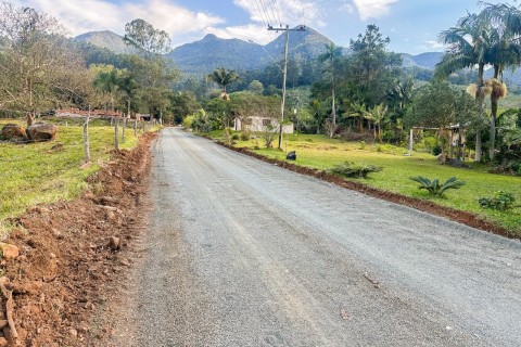 Estrada entre Vila Fernando Ferrari e Chapada dos Mesquitas é recuperada pela Prefeitura de Três Cachoeiras