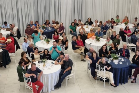 Baile da Melhor Idade celebra a alegria e a tradição nos 37 anos do município