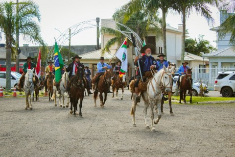 Três Cachoeiras recebe a Chama Crioula e dá início às celebrações da Semana Farroupilha