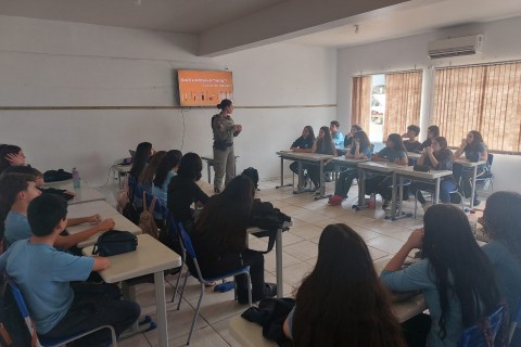 Brigada Militar realiza palestra sobre tabagismo e cigarro eletrônico em escola de Torres