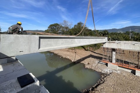 Nova ponte sobre o Rio Três Forquilhas, em Itati, toma forma no Litoral Norte