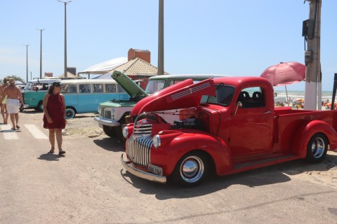 6º Volks Beach e Antigos reúne colecionadores de carros retrô em Atlântida Sul