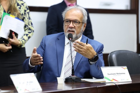 Deputado Victorino propõe horário diferenciado para alunos com deficiência