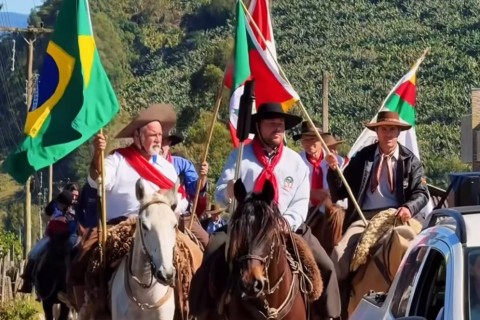 35ª Cavalgada da Tradição reúne 250 cavalarianos e celebra cultura gaúcha em Três Cachoeiras