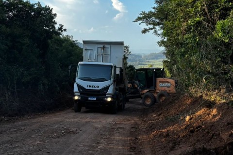 Prefeitura de Morrinhos do Sul realiza manutenção na estrada geral do Morro do Costão