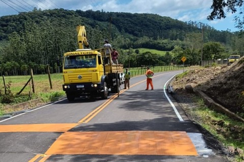 Estrada Geral do Morro Azul recebe sinalização e será inaugurada em breve