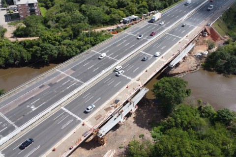 CCR ViaSul iça vigas na ponte sobre o Rio Gravataí, na Freeway