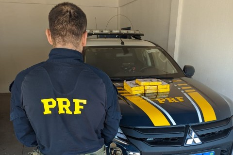 PRF prende casal transportando cocaína escondida no painel de veículo em Torres