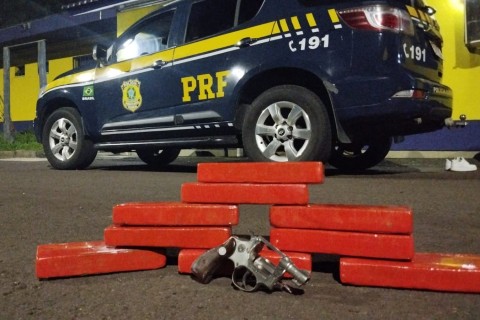 PRF prende homem com quase 10kg de cocaína e arma escondidos em painel de carro em Torres