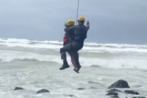 Resgate aéreo salva duas pessoas presas em rapel na Praia da Guarita, em Torres